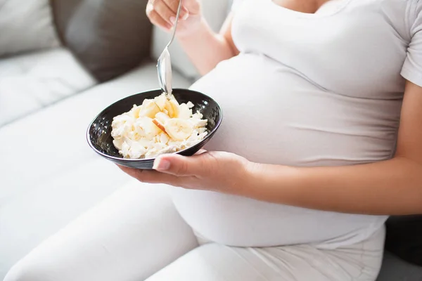 Hamile kadınlar için sağlıklı yiyeceklerin yakın plan çekimi. Hamilelik boyunca diyet — Stok fotoğraf