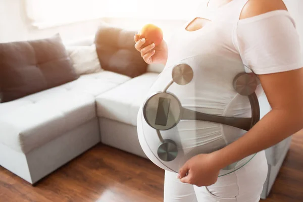 Hamile kadınlar için sağlıklı beslenme kavramı. Hamilelik boyunca yemek. Yemek yiyip şişmanlamamayı. Hamilelik sırasında aşırı kilolu olmayın. fazladan ağırlık — Stok fotoğraf