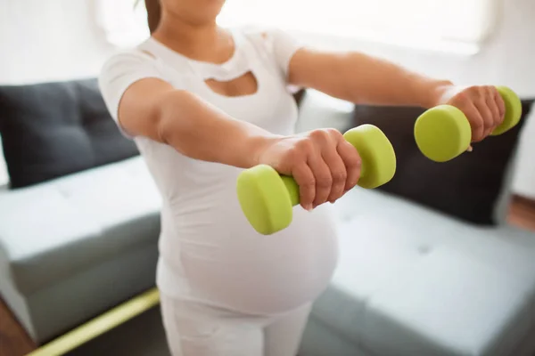 Primo piano su un manubrio. Donna incinta con manubrio. Vita sportiva attiva, benessere . — Foto Stock