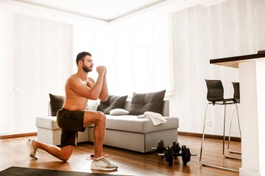 Genç, sıradan bir adam spor olsun diye evine gidiyor. Sıkı çalışan tişörtsüz bir sporcunun antrenmana başlamak için yere çömelmesini izlemek. Sıradan bir adam vücudunu geliştirmeye çalışır..
