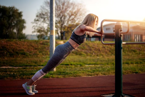 Woman Working Out Gym Doing Pushups Equipment Outdoors Having Fun — Stock Photo, Image