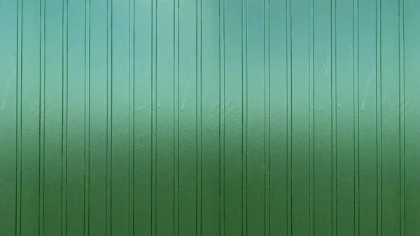 滑らかな縞模様の反射グリーン金属表面の質感を背景に — ストック写真