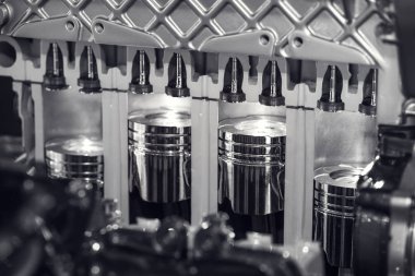 Otomobilin motor parçası