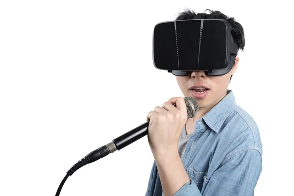 Asiatique homme chantant avec VR lunettes — Photo