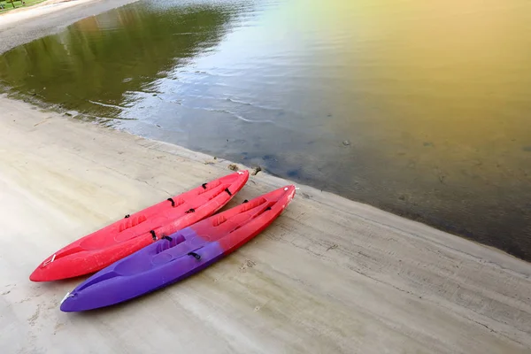 Dos Kayak Canoa bote pequeño en rojo y púrpura en playa de arena océano — Foto de Stock