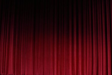 Tiyatro draması başlamadan önce Kırmızı Perde kapanıyor