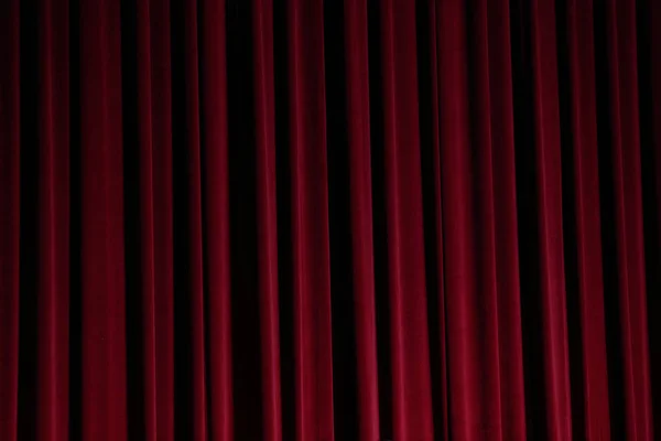 La cortina roja se cierra antes de que comience el teatro — Foto de Stock