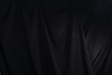 Stüdyo ışıklandırmalı siyah perde dalgası