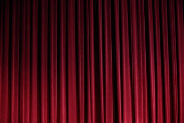 Tiyatro draması başlamadan önce Kırmızı Perde kapanıyor