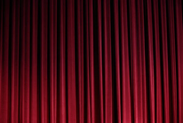 Red Curtain tutup sebelum drama teater dimulai — Stok Foto