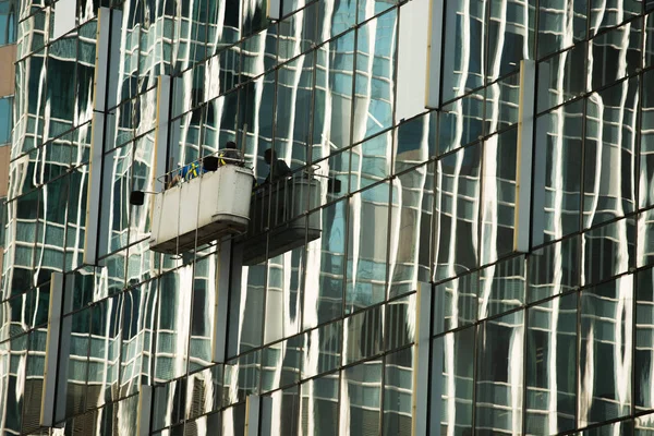 Pracovníci jeřáb kolébka čistá okna sklo vysoké — Stock fotografie