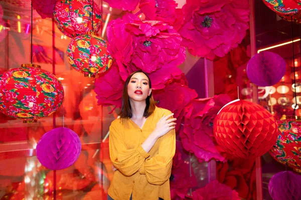 Mujer feliz año nuevo chino Festival de San Valentín — Foto de Stock