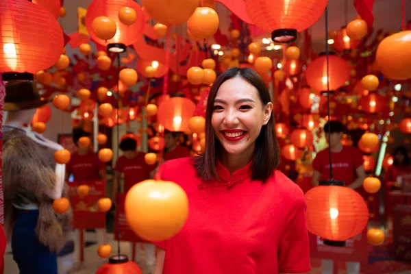 Mujer feliz año nuevo chino Festival de San Valentín — Foto de Stock