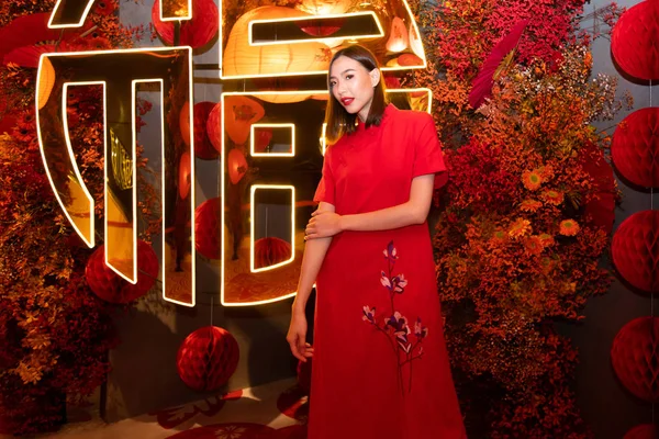 Mujer feliz año nuevo chino Festival de San Valentín — Foto de Stock