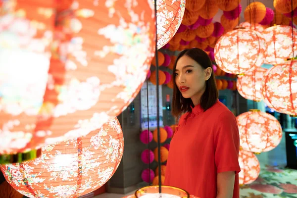 Mujer feliz año nuevo chino Festival de San Valentín — Foto de Stock