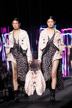 Bangkok Uluslararası Moda Koleksiyonunun Moda Gösterisi 