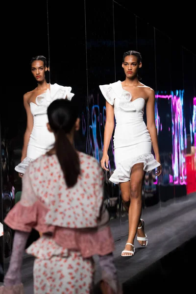 Pokaz mody z nowej kolekcji w Bangkok International Fashion — Zdjęcie stockowe