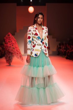 Bangkok Uluslararası Moda Koleksiyonunun Moda Gösterisi 