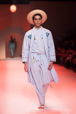 Bangkok Uluslararası Moda Koleksiyonunun Moda Gösterisi 