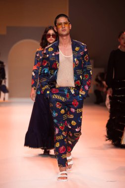 Bangkok Uluslararası Moda Koleksiyonunun Moda Gösterisi 