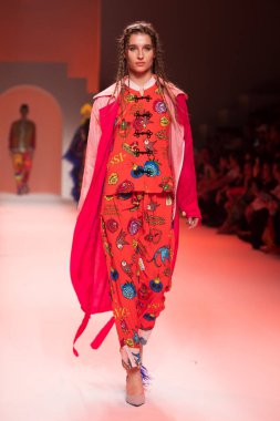 Bangkok Uluslararası Moda Koleksiyonunun Moda Gösterisi 