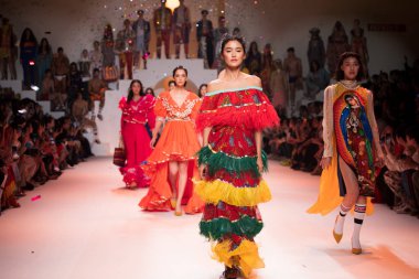 Bangkok Uluslararası Moda Koleksiyonunun Moda Gösterisi 