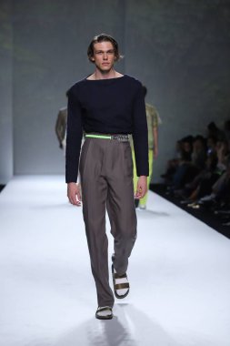 Bangkok Uluslararası Moda Koleksiyonunun Moda Gösterisi 