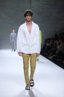 Bangkok Uluslararası Moda Koleksiyonunun Moda Gösterisi 