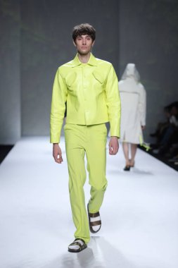 Bangkok Uluslararası Moda Koleksiyonunun Moda Gösterisi 