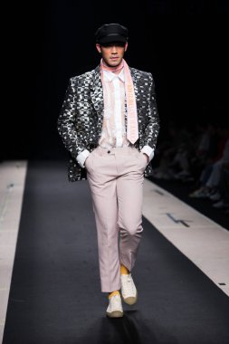 Bangkok Uluslararası Moda Koleksiyonunun Moda Gösterisi 