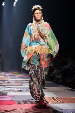 Bangkok Uluslararası Moda Koleksiyonunun Moda Gösterisi 