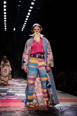 Bangkok Uluslararası Moda Koleksiyonunun Moda Gösterisi 