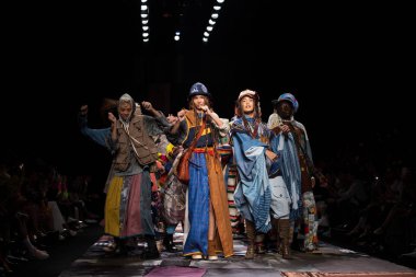 Bangkok Uluslararası Moda Koleksiyonunun Moda Gösterisi 