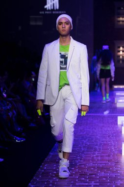 Bangkok Uluslararası Moda Koleksiyonunun Moda Gösterisi 
