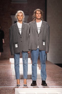 Bangkok Uluslararası Moda Koleksiyonunun Moda Gösterisi 