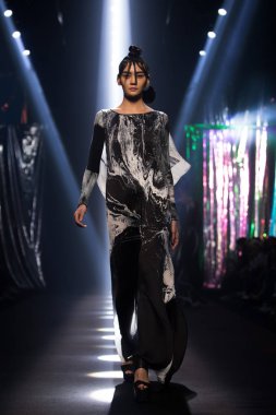 Bangkok Uluslararası Moda Koleksiyonunun Moda Gösterisi 