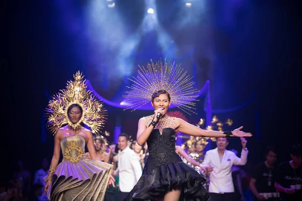 Desfile de Moda de Nueva Colección en Bangkok Moda Internacional —  Fotos de Stock