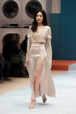 Moda Modelleri yeni modelleri göstermek için Runway 'de