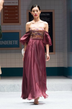 Moda Modelleri yeni modelleri göstermek için Runway 'de