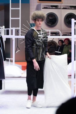 Moda Modelleri yeni modelleri göstermek için Runway 'de