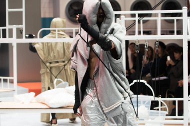 Moda Modelleri yeni modelleri göstermek için Runway 'de