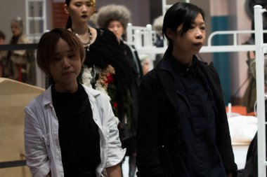 Moda Modelleri yeni modelleri göstermek için Runway 'de