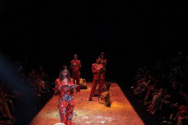 Bangkok Uluslararası Moda Koleksiyonunun Moda Gösterisi