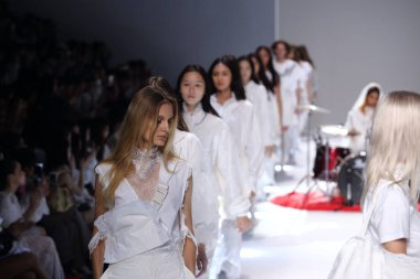 Bangkok Uluslararası Moda Koleksiyonunun Moda Gösterisi