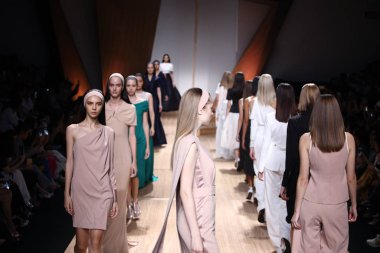 Bangkok Uluslararası Moda Koleksiyonunun Moda Gösterisi