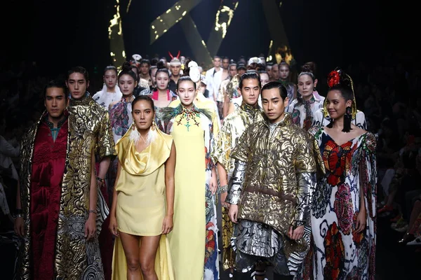 Divatbemutató az új kollekció "Bangkok International Fashion — Stock Fotó