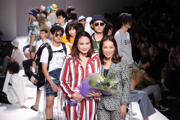 Divatbemutató az új kollekció "Bangkok International Fashion — Stock Fotó
