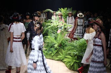 Bangkok Uluslararası Moda Koleksiyonunun Moda Gösterisi