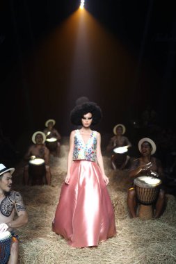Bangkok Uluslararası Moda Koleksiyonunun Moda Gösterisi