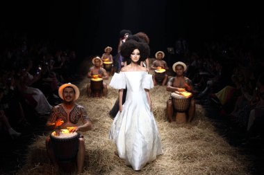 Bangkok Uluslararası Moda Koleksiyonunun Moda Gösterisi